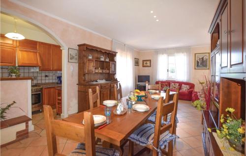 Capezzano Pianore,にあるVilla Ortensiaのテーブルと椅子のあるキッチンとダイニングルーム