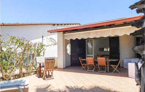 a patio with chairs and a table and a house at Nice Home In Noto With Wifi in Noto