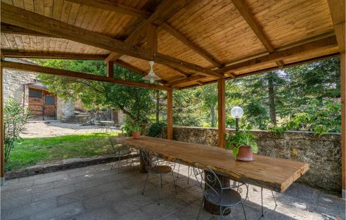 a wooden pavilion with a wooden table and chairs at Le Caselle in Cortona