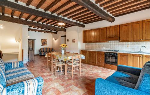una cucina e un soggiorno con tavolo e sedie di Le Caselle a Cortona
