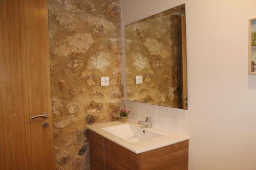 bagno con lavandino e parete in pietra di Casa da Nininha a Vale de Cambra