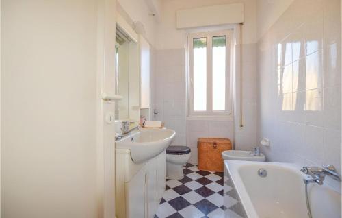 bagno bianco con lavandino e servizi igienici di Casa Donatella a Rapallo