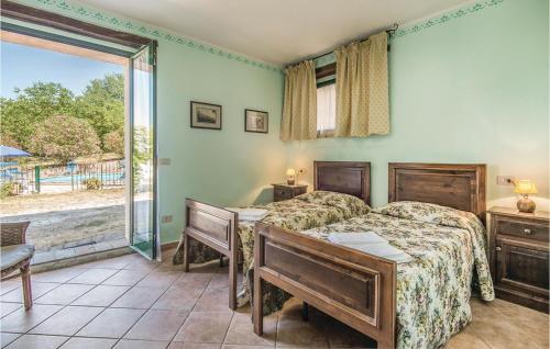 een slaapkamer met 2 bedden en een groot raam bij La Vigna Rossa in Castelbuono