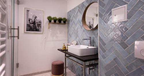 a bathroom with a sink and a mirror at Nikolai Homes in Vienna
