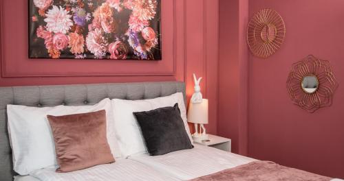 a bedroom with a bed with a painting on the wall at Nikolai Homes in Vienna