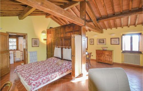 una camera con letto in una stanza con soffitti in legno di Casa Di Vigna Rosa a Serravalle