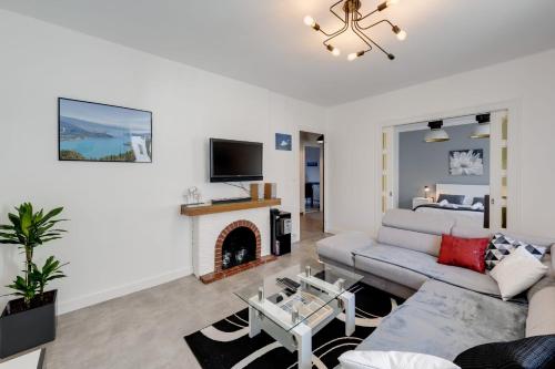 TV a/nebo společenská místnost v ubytování Les Capucins - 3 bedroom apartment near the city