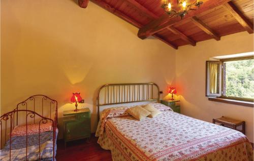 CoccigliaにあるLovely Apartment In Casoli Lu With Kitchenのベッドルーム1室(ベッド2台、窓付)