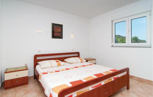 Кровать или кровати в номере 2 Bedroom Awesome Apartment In Drvenik Veliki
