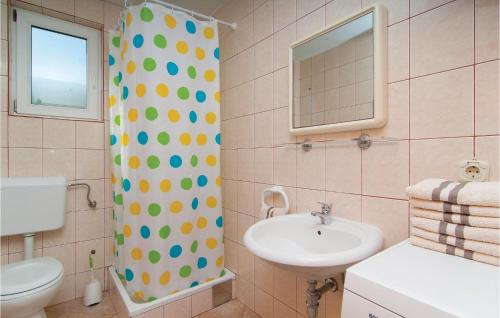 Ванная комната в 2 Bedroom Awesome Apartment In Drvenik Veliki