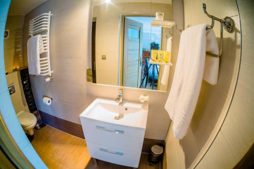 a bathroom with a sink and a mirror at Modern in Zgorzelec