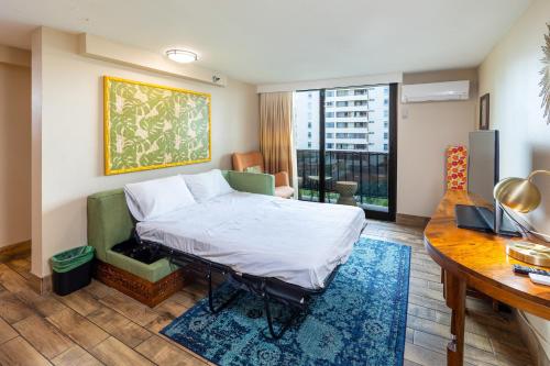 Gorgeous One Bedroom Bamboo Blocks from the Beach_2