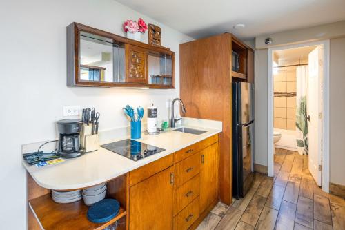 Gorgeous One Bedroom Bamboo Blocks from the Beach_3