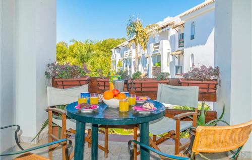 Nápoje v ubytovaní 2 Bedroom Cozy Apartment In Marbella