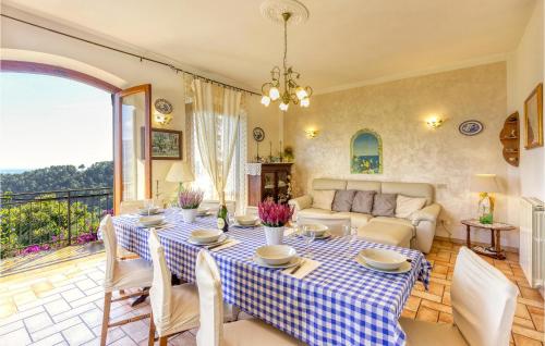 una sala de estar con una mesa y un sofá en Le Cycas, en Santa Lucía