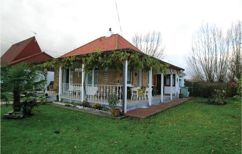 une maison avec un kiosque dans une cour dans l'établissement 2 Bedroom Amazing Home In Houlle, à Houlle