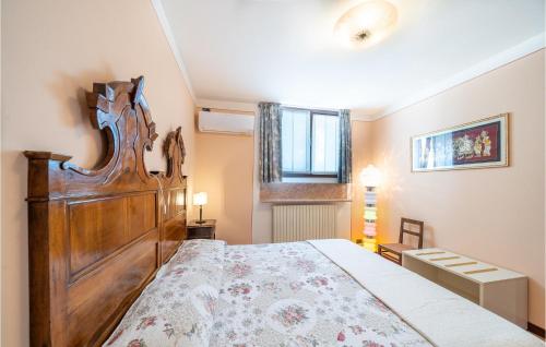 1 dormitorio con 1 cama grande de madera en una habitación en Camandion, en Caprino Veronese