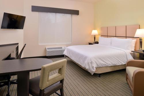 Кровать или кровати в номере Candlewood Suites - Austin Airport by IHG