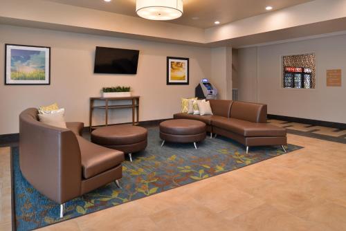 Телевизор и/или развлекательный центр в Candlewood Suites - Austin Airport by IHG