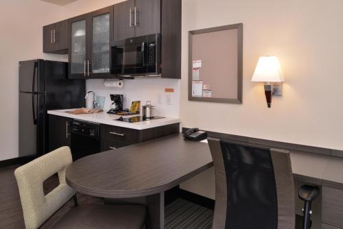 Кухня или мини-кухня в Candlewood Suites - Austin Airport by IHG
