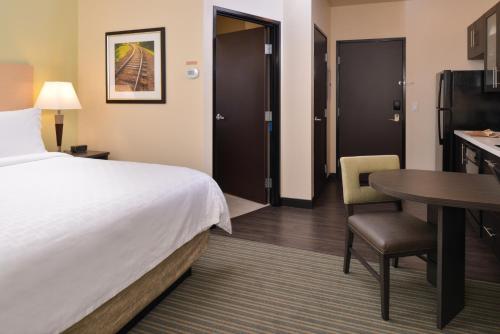 Кровать или кровати в номере Candlewood Suites - Austin Airport by IHG