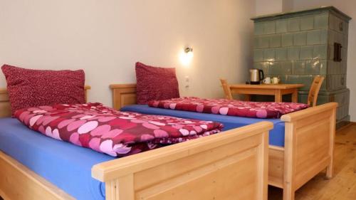two beds sitting next to each other in a room at Gästezimmer Hof Stallegg in Löffingen