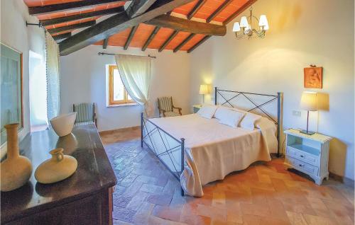 um quarto com uma cama e uma cómoda em Poggione em Gaiole in Chianti