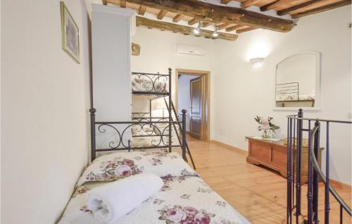 MontemagnoにあるCasa Frascalinoのベッドルーム1室(金属製ベッド1台付)