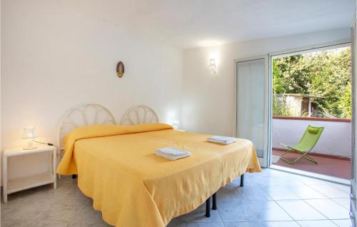 1 dormitorio con 1 cama con manta amarilla en Gea 3, en SantʼAgata sui Due Golfi