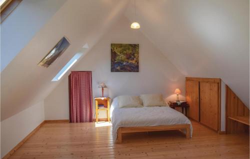 Minihy-TréguierにあるAmazing Home In Minihy Treguier With 1 Bedrooms And Wifiのベッドルーム(ベッド付)1室(屋根裏部屋)