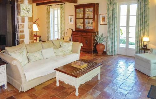 un salon avec un canapé et une table basse dans l'établissement Amazing Home In Ribaute, à Ribaute