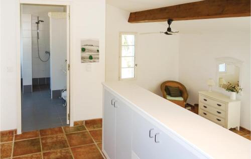 Una cocina o zona de cocina en Lovely Home In Ribaute With Indoor Swimming Pool
