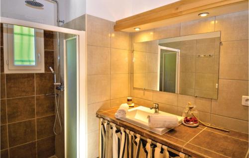 Koupelna v ubytování Beautiful Home In Raphèle-Lès-Arles