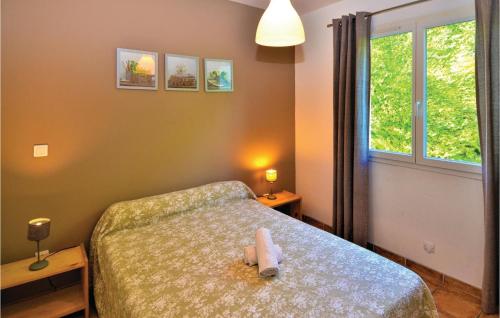 une chambre avec un lit avec un animal en peluche dessus dans l'établissement Beautiful Home In Raphèle-Lès-Arles, à Raphèle