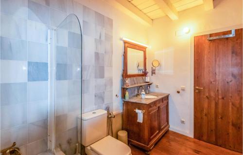 La salle de bains est pourvue de toilettes, d'un lavabo et d'une douche. dans l'établissement Lovely Home In Vilademuls With Wifi, à Vilademuls