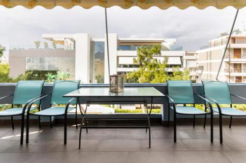 Βright Walled Designed Apt in Glyfada Center 1Gbps