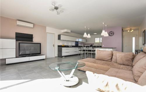 un salon avec un canapé et une table en verre dans l'établissement Nice Home In Salernes, à Salernes