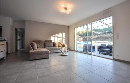 un salon avec un canapé et une table dans l'établissement Nice Home In Salernes, à Salernes