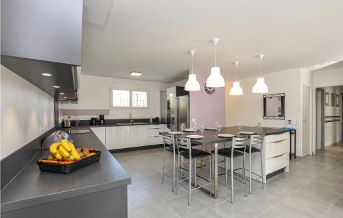 une cuisine avec une table et quelques chaises dans l'établissement Nice Home In Salernes, à Salernes