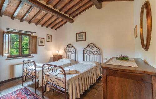 コルトーナにあるGirasoleのベッドルーム1室(ベッド2台、テーブル、椅子付)