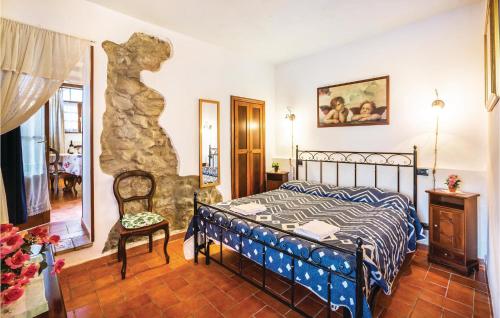 um quarto com uma cama e uma estátua de uma mulher em Le Rose em Ulignano
