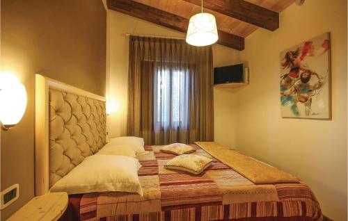 ein Schlafzimmer mit einem Bett mit Kissen und einem Fenster in der Unterkunft Villa Rosi in Laureana Cilento
