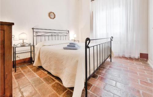um quarto com uma cama e uma janela em La Terrazza-podere Moricci em Montaione