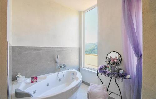 Vonios kambarys apgyvendinimo įstaigoje Beautiful Home In Codena With Jacuzzi