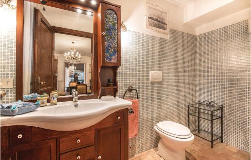 ein Badezimmer mit einem Waschbecken, einem WC und einem Spiegel in der Unterkunft Casale Di San Giorgio in Poggio