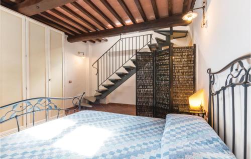 una camera con letto e scala di Nice Home In Casalguidi Pt With 2 Bedrooms, Wifi And Outdoor Swimming Pool a Cantagrillo