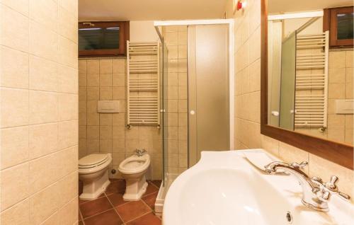 bagno con lavandino, servizi igienici e specchio di Nice Home In Casalguidi Pt With 2 Bedrooms, Wifi And Outdoor Swimming Pool a Cantagrillo