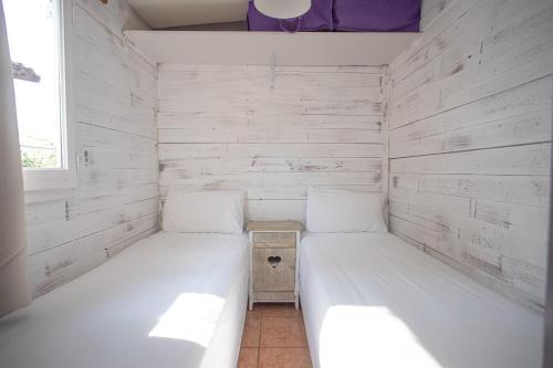 Katil atau katil-katil dalam bilik di Camping Caledonia