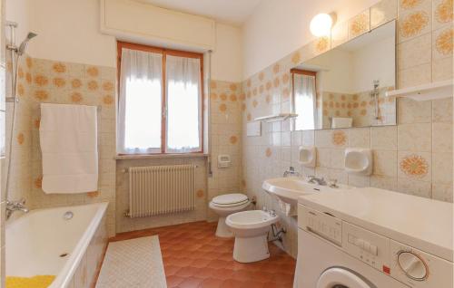 e bagno con servizi igienici, lavandino e vasca. di Villa Loran Appart, B a Margone