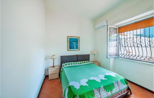 una camera con letto e finestra di La Terrazza a Porto Torres